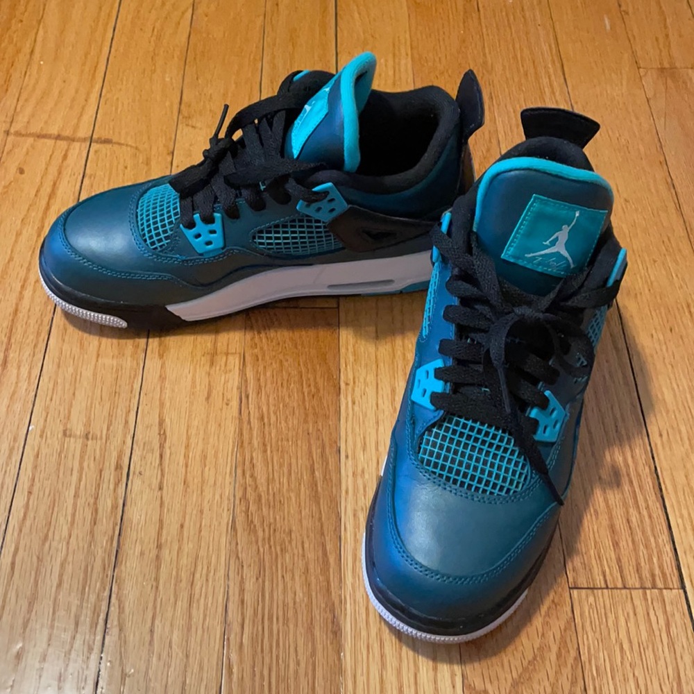 Turquoise/Black Nike Air Jordan- like new. Youth 6